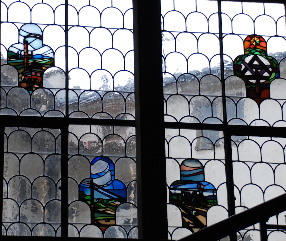 Witrażyki w oknie klatki schodowej Domu pod Globusem w Krakowie
