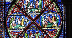 Europejskie witraże średniowieczne – historia zaklęta w szkle.