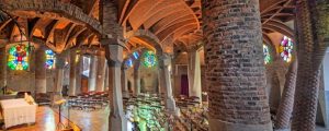 Witraże w Krypcie w Colonii Güell