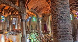 Witraże w Krypcie w Colonii Güell
