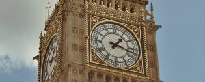 Big Ben z witrażowymi tarczami zegara