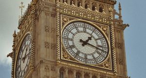 Big Ben z witrażowymi tarczami zegara