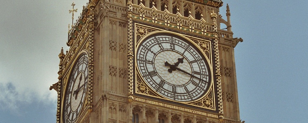 Big Ben z witrażowymi tarczami zegara