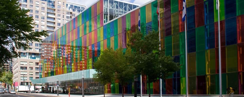 Kolorowe szkło w Pałacu Kongresowym w Montrealu