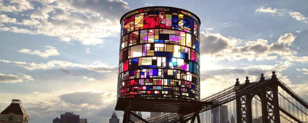 Witrażowa wodna wieża w Brooklynie